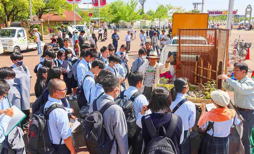 Một đoàn học sinh trung học tham quan sự kiện năm nay hoc-sinh-tham-quan-su-kien